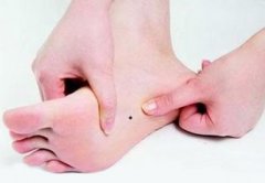 女人脚底有痣代表什么？