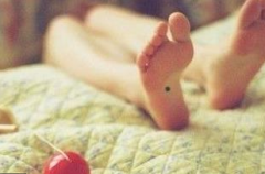 女人脚底有痣代表什么寓意,女人脚底长痣含义