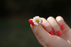 女人右手中指有痣代表什么寓意？